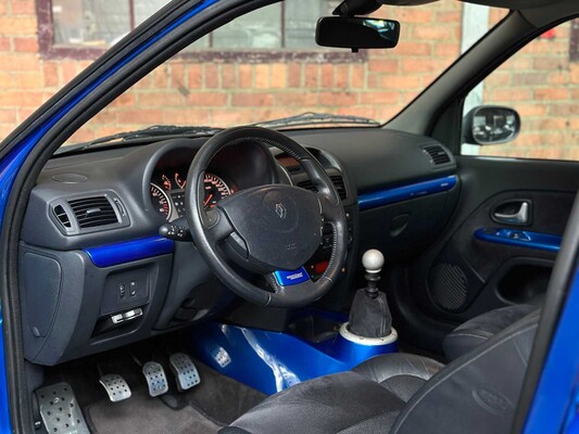 Renault Clio V6 RS Phase 2 255 Renault Sport 3.0 V6 255hp 2004, P-745-NN Youngtimer