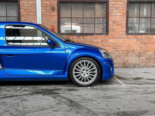 Renault Clio V6 RS Phase 2 255 Renault Sport 3.0 V6 255hp 2004, P-745-NN Youngtimer