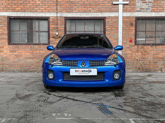 Renault Clio V6 RS Phase 2 255 Renault Sport 3.0 V6 255hp 2004, P-745-NN Youngtimer