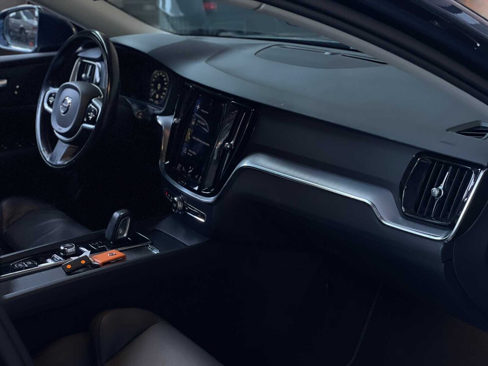 Volvo V60 2.0 B4 R-Design 197pk 2021, T-835-RK