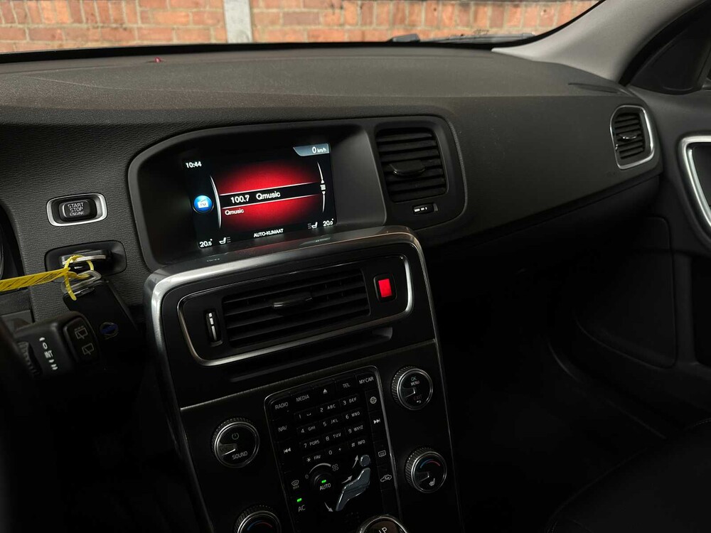 Volvo V60 2.4 D6 Twin Engine Momentum 220hp 2015, HN-681-H