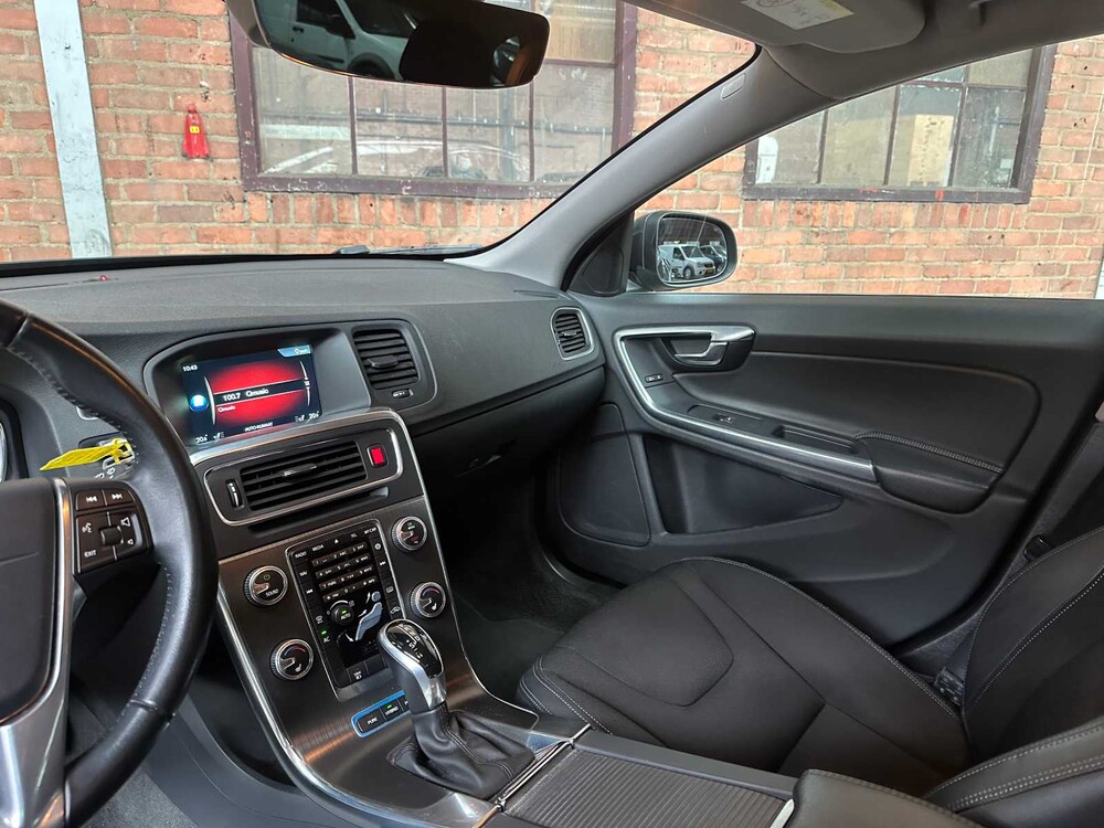 Volvo V60 2.4 D6 Twin Engine Momentum 220hp 2015, HN-681-H