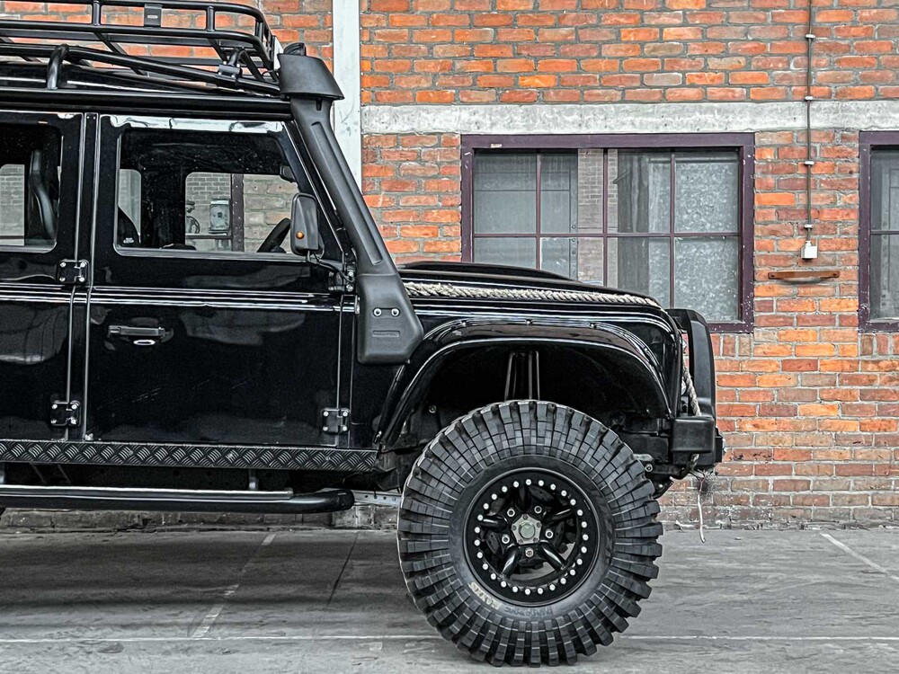 Land Rover Defender (Special Vehicle Operations SVX 'Spectre' Look) 2.5 TD5 110 SW G4 122PS 2004 (Original-NL), 69-NV-ZH 