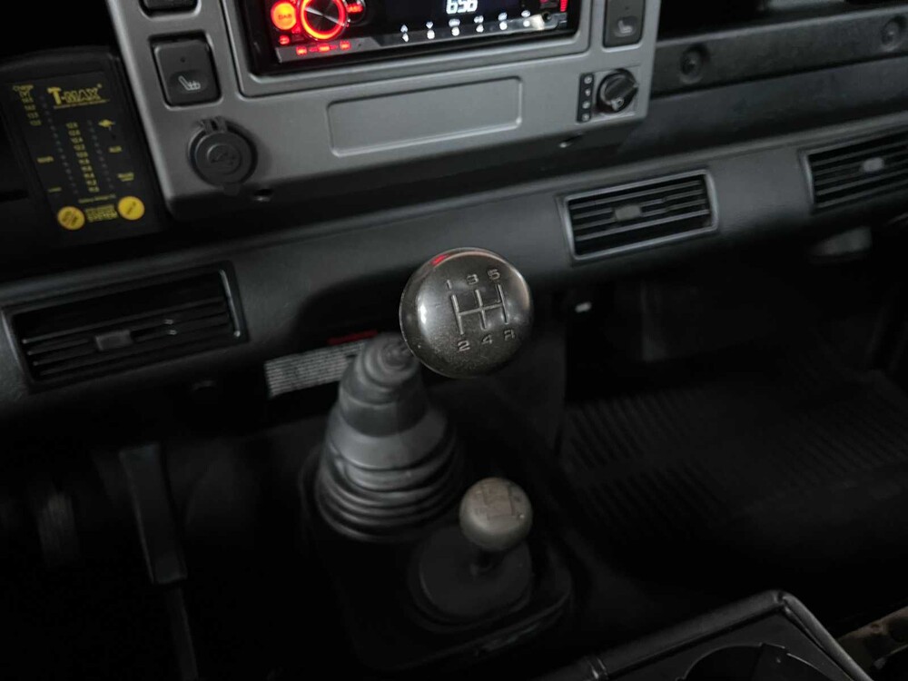 Land Rover Defender (Special Vehicle Operations SVX 'Spectre' Look) 2.5 TD5 110 SW G4 122PS 2004 (Original-NL), 69-NV-ZH 