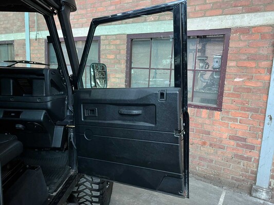 Land Rover Defender (Special Vehicle Operations SVX 'Spectre' Look) 2.5 TD5 110 SW G4 122PS 2004 (Original-NL), 69-NV-ZH