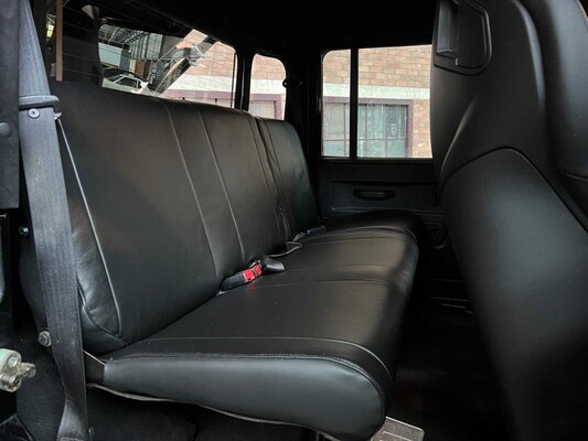 Land Rover Defender (Special Vehicle Operations SVX 'Spectre' Look) 2.5 TD5 110 SW G4 122PS 2004 (Original-NL), 69-NV-ZH
