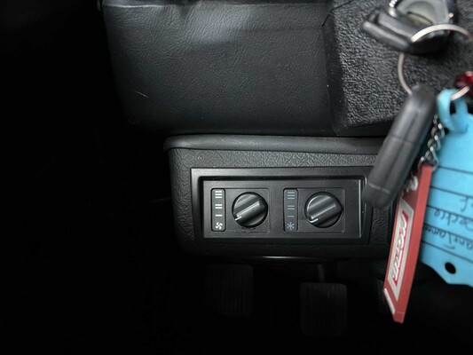 Land Rover Defender (Special Vehicle Operations SVX 'Spectre' Look) 2.5 TD5 110 SW G4 122PS 2004 (Original-NL), 69-NV-ZH