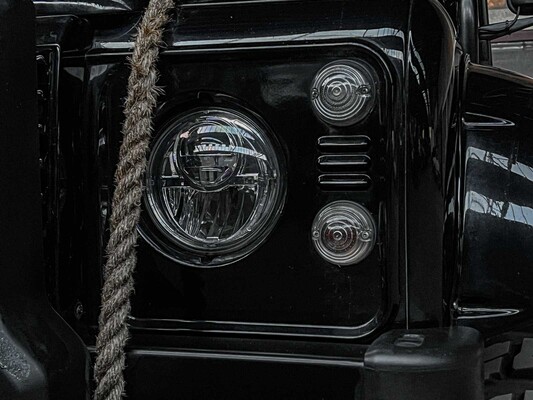 Land Rover Defender (Special Vehicle Operations SVX 'Spectre' Look) 2.5 TD5 110 SW G4 122PS 2004 (Original-NL), 69-NV-ZH