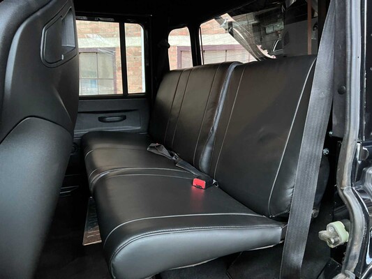 Land Rover Defender (Special Vehicle Operations SVX 'Spectre' Look) 2.5 TD5 110 SW G4 122PS 2004 (Original-NL), 69-NV-ZH