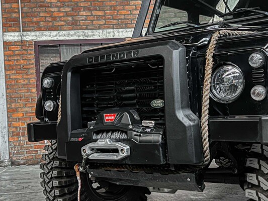 Land Rover Defender (Special Vehicle Operations SVX 'Spectre' Look) 2.5 TD5 110 SW G4 122PS 2004 (Original-NL), 69-NV-ZH