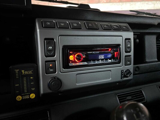 Land Rover Defender (Special Vehicle Operations SVX 'Spectre' Look) 2.5 TD5 110 SW G4 122PS 2004 (Original-NL), 69-NV-ZH