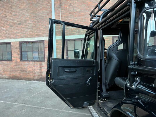 Land Rover Defender (Special Vehicle Operations SVX 'Spectre' Look) 2.5 TD5 110 SW G4 122PS 2004 (Original-NL), 69-NV-ZH