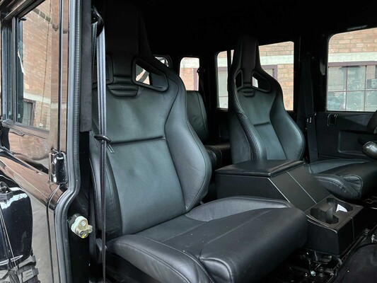 Land Rover Defender (Special Vehicle Operations SVX 'Spectre' Look) 2.5 TD5 110 SW G4 122PS 2004 (Original-NL), 69-NV-ZH