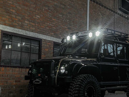 Land Rover Defender (Special Vehicle Operations SVX 'Spectre' Look) 2.5 TD5 110 SW G4 122PS 2004 (Original-NL), 69-NV-ZH