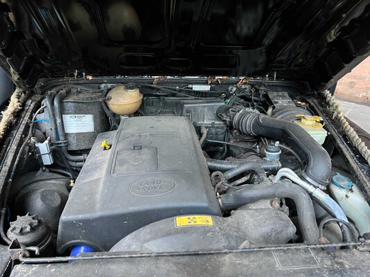 Land Rover Defender (Special Vehicle Operations SVX 'Spectre' Look) 2.5 TD5 110 SW G4 122PS 2004 (Original-NL), 69-NV-ZH