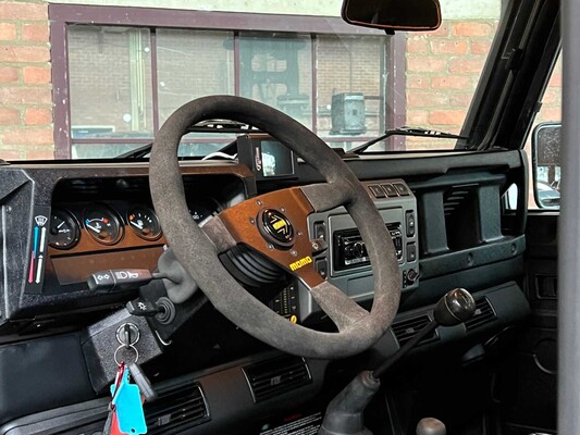 Land Rover Defender (Special Vehicle Operations SVX 'Spectre' Look) 2.5 TD5 110 SW G4 122PS 2004 (Original-NL), 69-NV-ZH