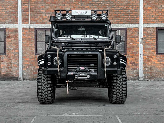 Land Rover Defender (Special Vehicle Operations SVX 'Spectre' Look) 2.5 TD5 110 SW G4 122PS 2004 (Original-NL), 69-NV-ZH