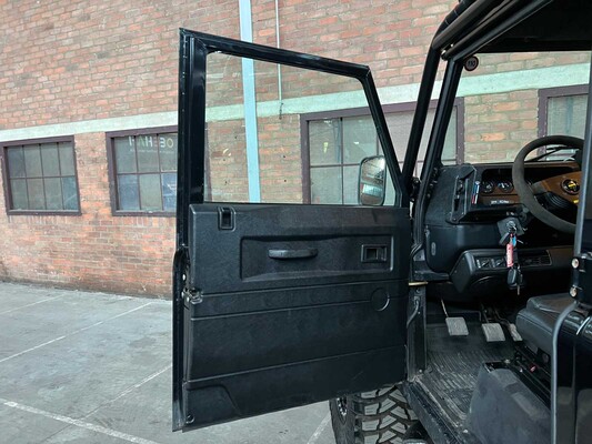 Land Rover Defender (Special Vehicle Operations SVX 'Spectre' Look) 2.5 TD5 110 SW G4 122PS 2004 (Original-NL), 69-NV-ZH
