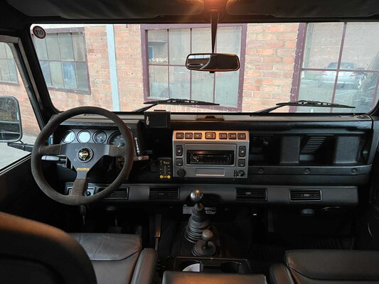 Land Rover Defender (Special Vehicle Operations SVX 'Spectre' Look) 2.5 TD5 110 SW G4 122PS 2004 (Original-NL), 69-NV-ZH