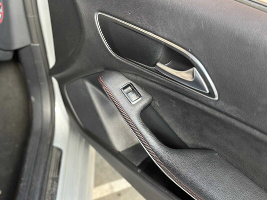 Mercedes-Benz CLA180 Prestige Comfort 122pk 2015 CLA-klasse, T-229-LT
