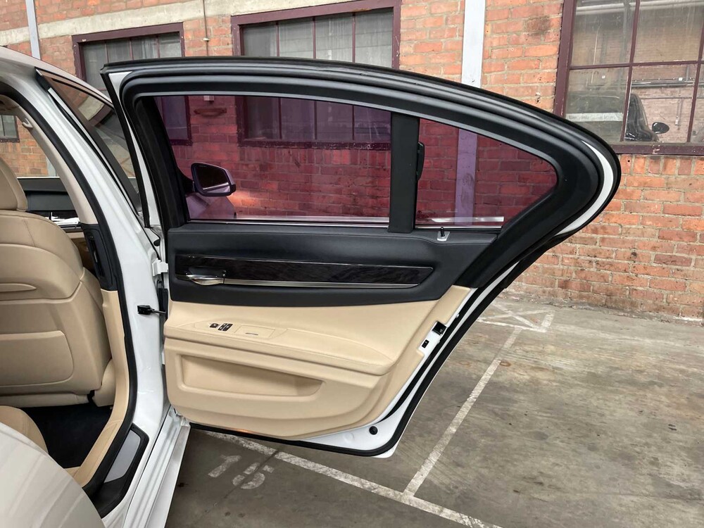 BMW ActiveHybrid7 F04 4.4 V8 465hp 2010 Youngtimer