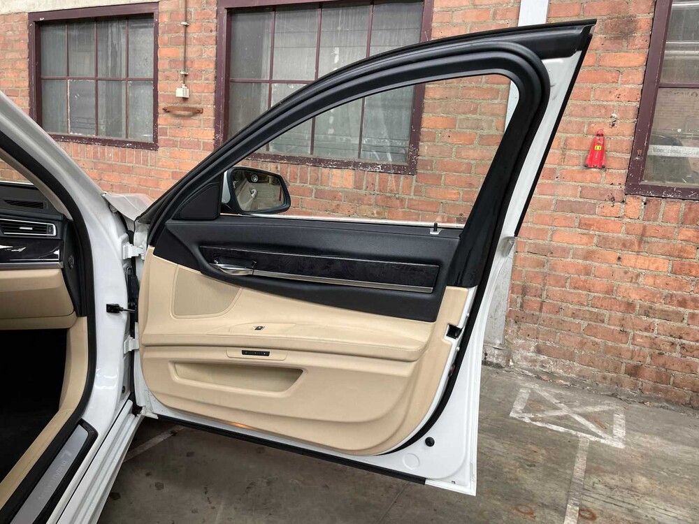 BMW ActiveHybrid7 F04 4.4 V8 465hp 2010 Youngtimer