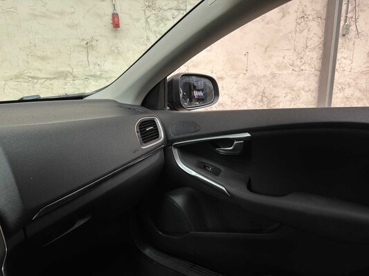 Volvo V40 2.0 T2 Nordic+ 122PS 2017, PT-562-S