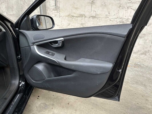 Volvo V40 2.0 T2 Nordic+ 122PS 2017, PT-562-S