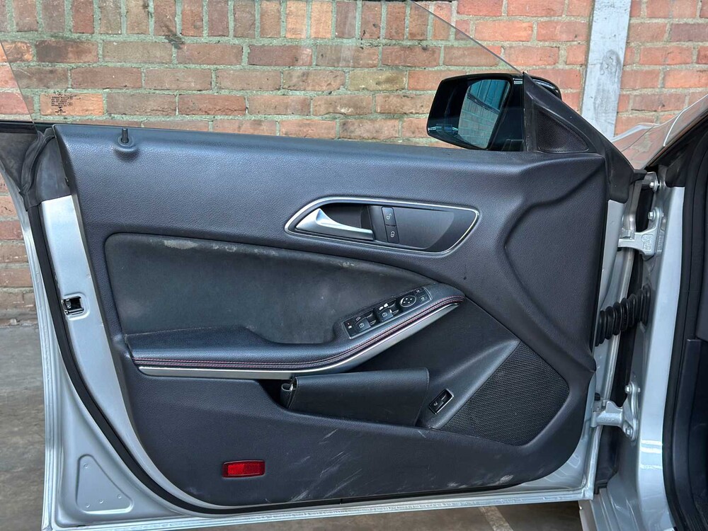 Mercedes-Benz CLA180 Prestige Comfort 122pk 2015 CLA-klasse, T-229-LT