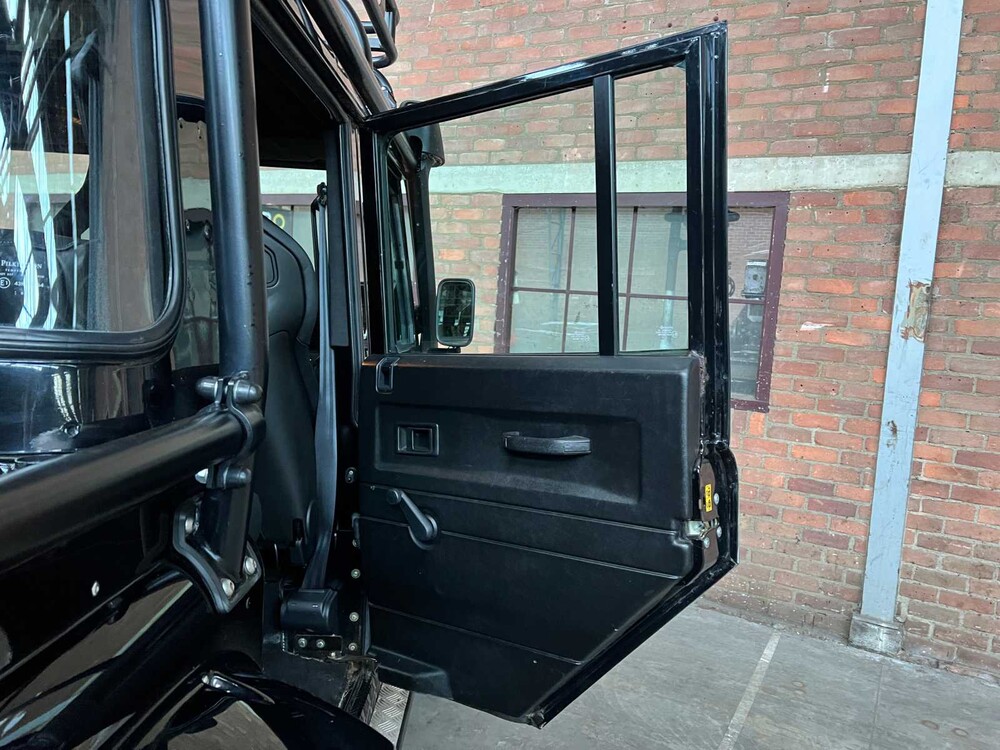 Land Rover Defender (Special Vehicle Operations SVX ‘Spectre’ Look) 2.5 TD5 110 SW G4 122pk 2004 (Origineel-NL), 69-NV-ZH