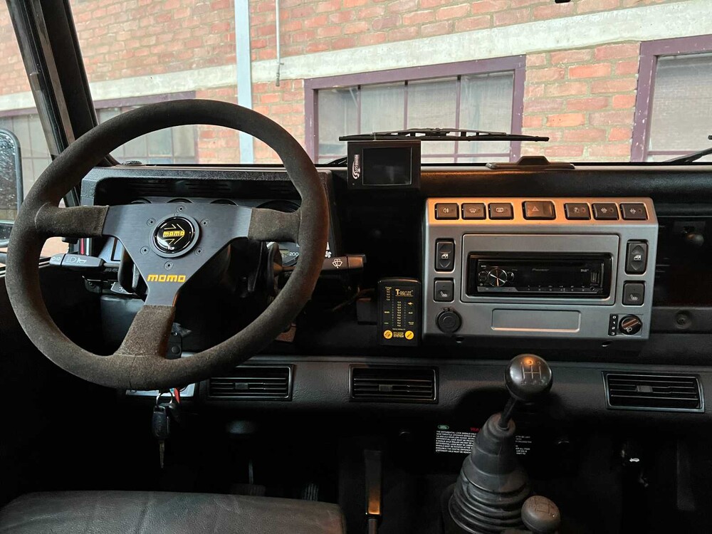 Land Rover Defender (Special Vehicle Operations SVX ‘Spectre’ Look) 2.5 TD5 110 SW G4 122pk 2004 (Origineel-NL), 69-NV-ZH