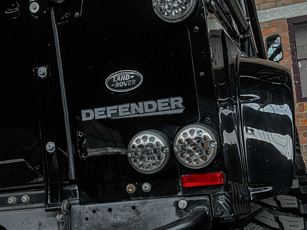 Land Rover Defender (Special Vehicle Operations SVX ‘Spectre’ Look) 2.5 TD5 110 SW G4 122pk 2004 (Origineel-NL), 69-NV-ZH 