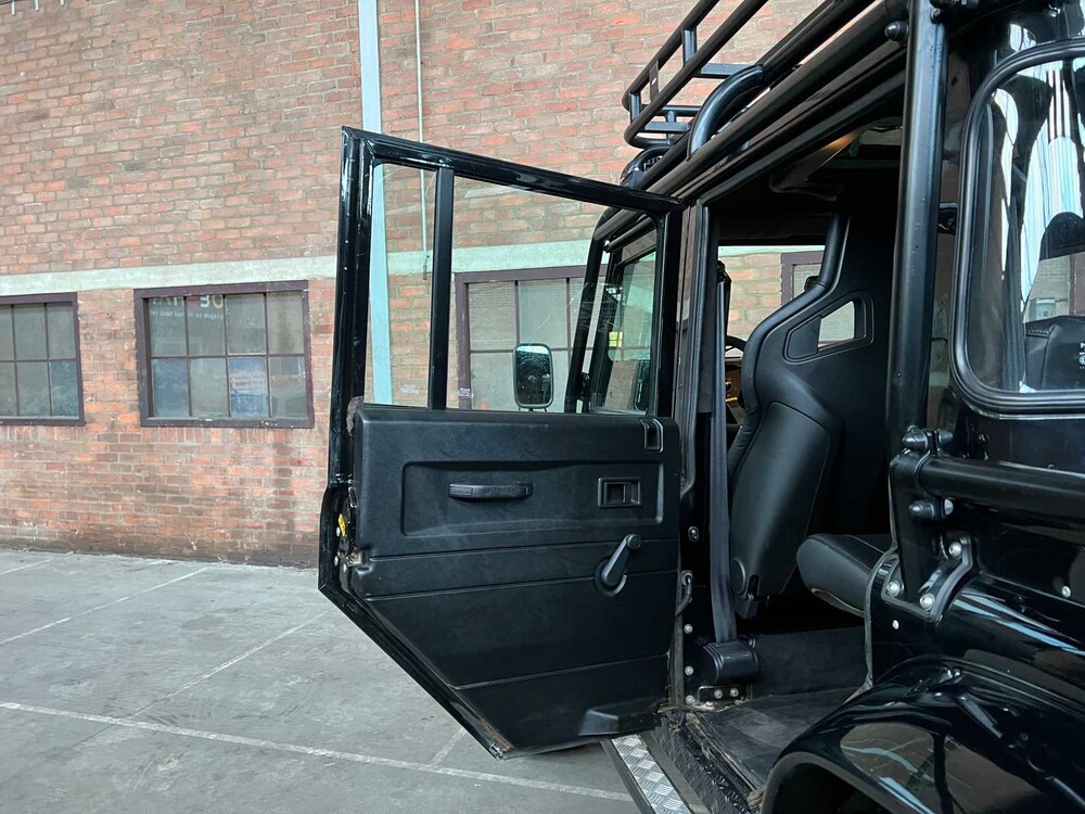 Land Rover Defender (Special Vehicle Operations SVX ‘Spectre’ Look) 2.5 TD5 110 SW G4 122pk 2004 (Origineel-NL), 69-NV-ZH 