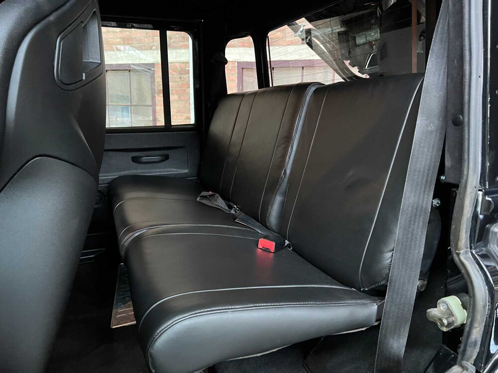 Land Rover Defender (Special Vehicle Operations SVX ‘Spectre’ Look) 2.5 TD5 110 SW G4 122pk 2004 (Origineel-NL), 69-NV-ZH 