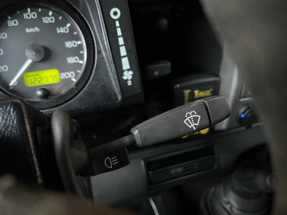 Land Rover Defender (Special Vehicle Operations SVX ‘Spectre’ Look) 2.5 TD5 110 SW G4 122pk 2004 (Origineel-NL), 69-NV-ZH 