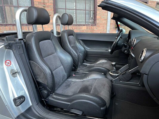 Audi TT Roadster 1.8 5V Turbo 179hp 2000 Convertible, 21-XB-BL Youngtimer