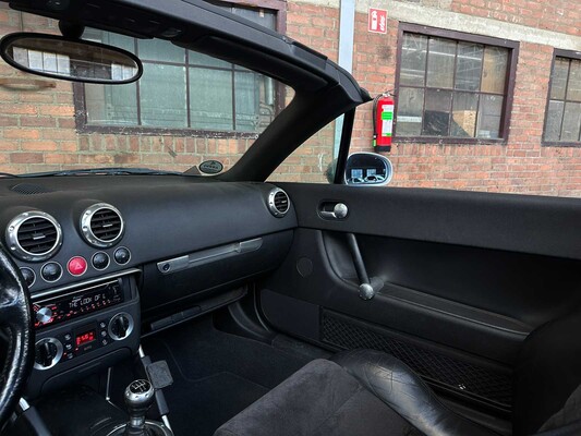 Audi TT Roadster 1.8 5V Turbo 179hp 2000 Convertible, 21-XB-BL Youngtimer