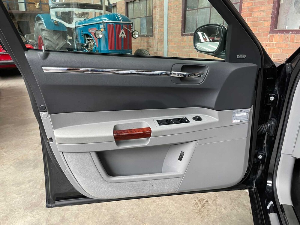 Chrysler 300C HEMI 5.7 V8 340PS 2005 Youngtimer