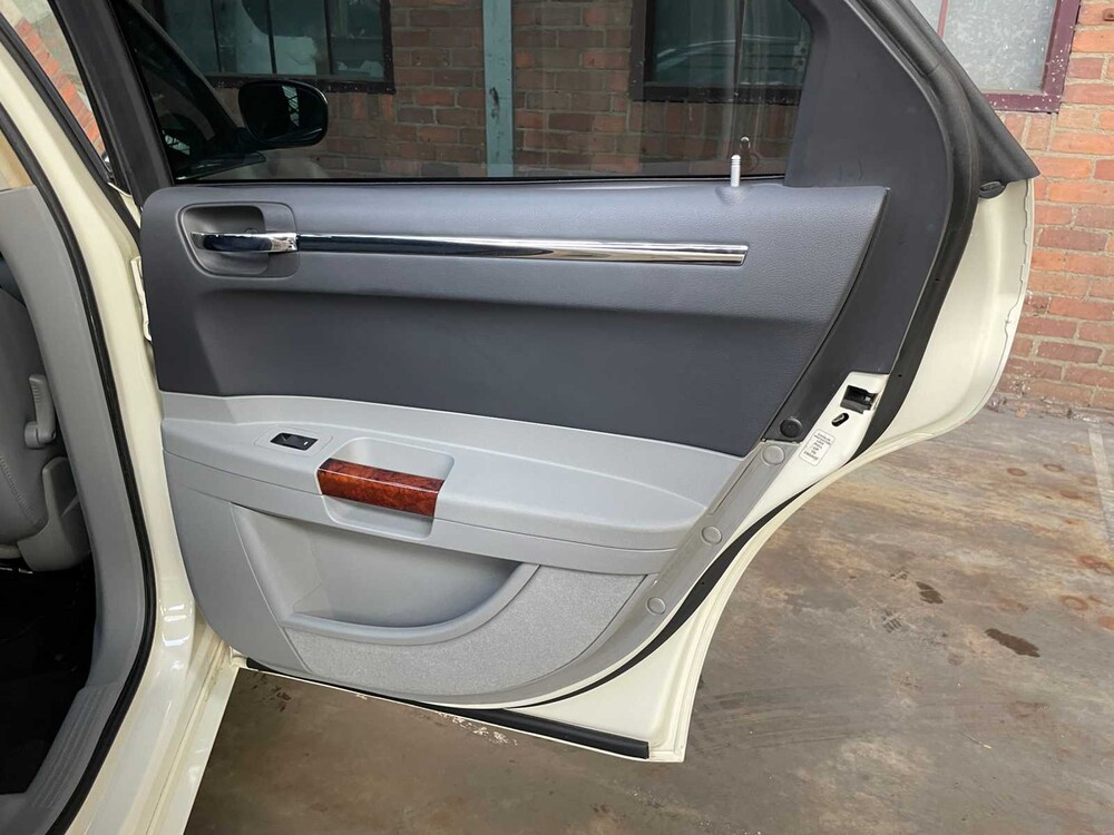 Chrysler 300C HEMI 5.7 V8 340PS 2006 Youngtimer