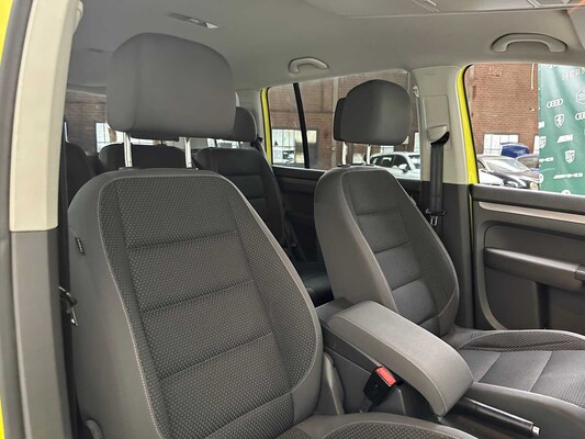 Volkswagen Touran 2.0 TDI Comfortline BlueMotion (AUTOMAAT) 140pk 2013, 8-KNN-06