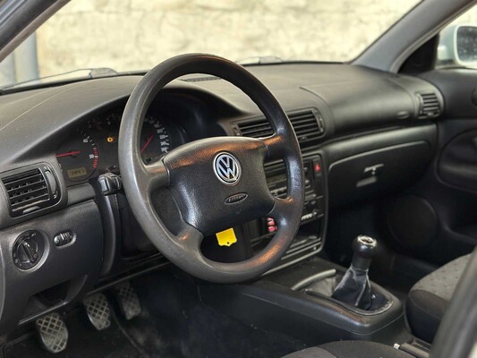 Volkswagen Passat 1.9 TDI Trendline 90pk 2000, 06-FD-FF