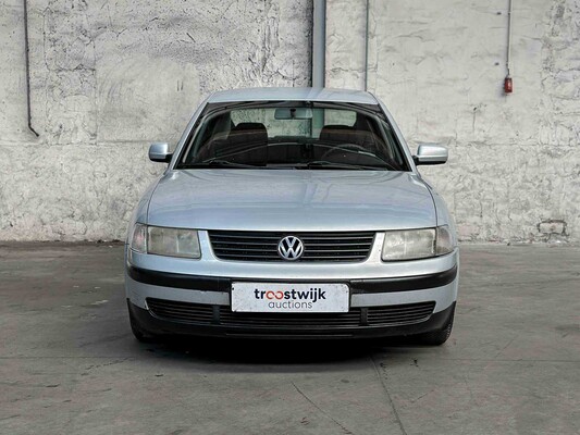 Volkswagen Passat 1.9 TDI Trendline 90pk 2000, 06-FD-FF