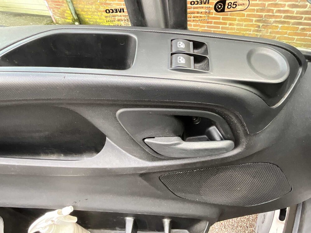 Iveco 50-C17 Glass truck with workshop equipment and glass racks (electrically lockable) 185996km Year of manufacture: 2016, 34-BHD-8