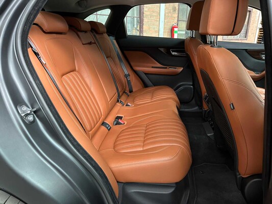 Jaguar F-PACE 2.0 Portfolio AWD 25d 241pk 2017, SV-524-B