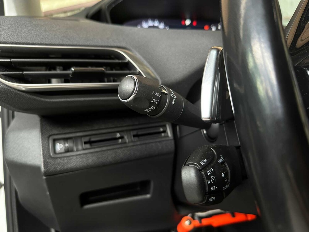 Peugeot 5008 1.2 PureTech Allure 131PS 2018 7-Sitzer, TX-880-H