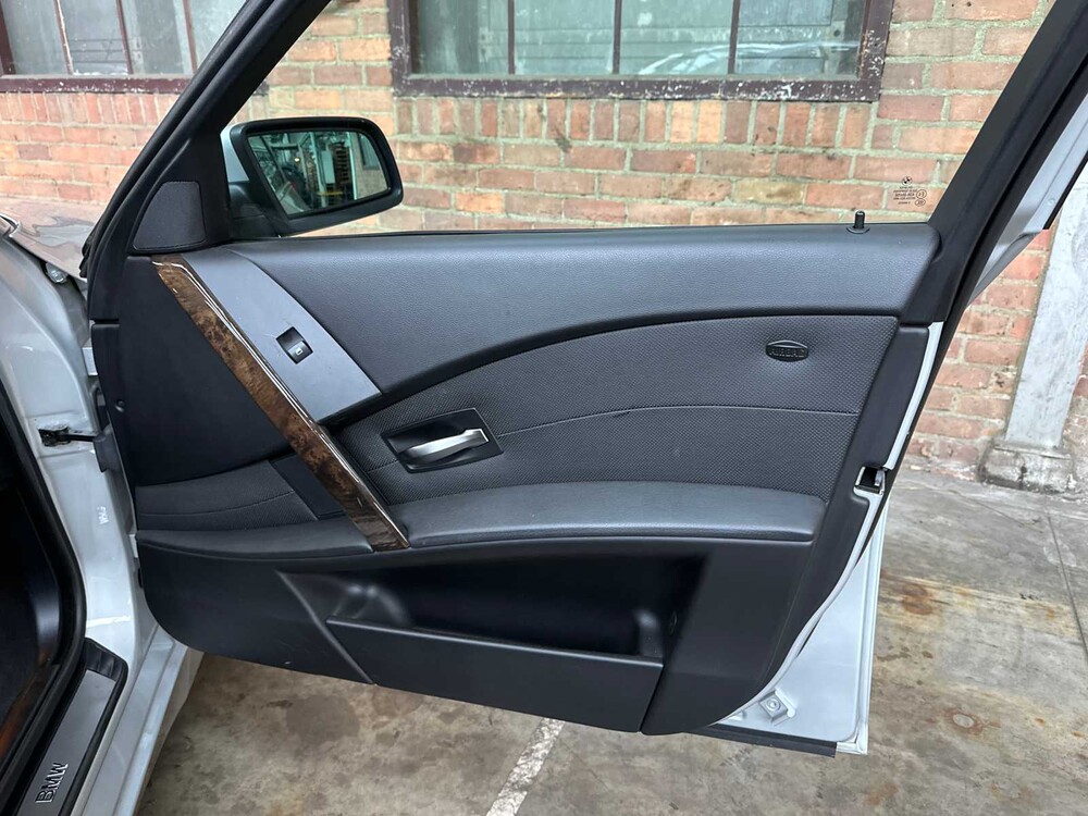 BMW 545i 4.4 V8 333PS 2003 5er, G-647-VP