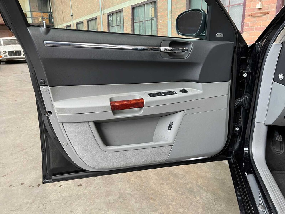 Chrysler 300C HEMI 5.7 V8 340PS 2006 Youngtimer