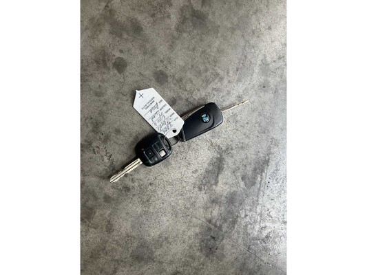 Toyota RAV4 2.0-16V VVT-i Sol (Automaat) 150pk 2004, 76-HFB-9 Youngtimer