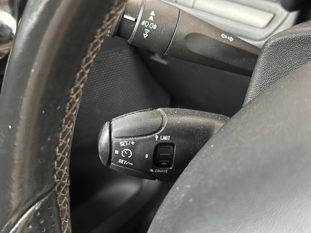 Peugeot 208 1.4 VTi Allure 95pk 2012, 31-XVB-3