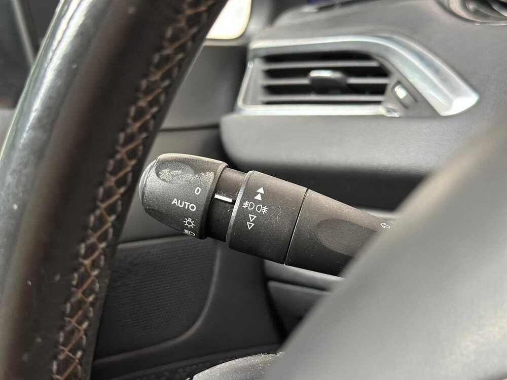 Peugeot 208 1.4 VTi Allure 95pk 2012, 31-XVB-3